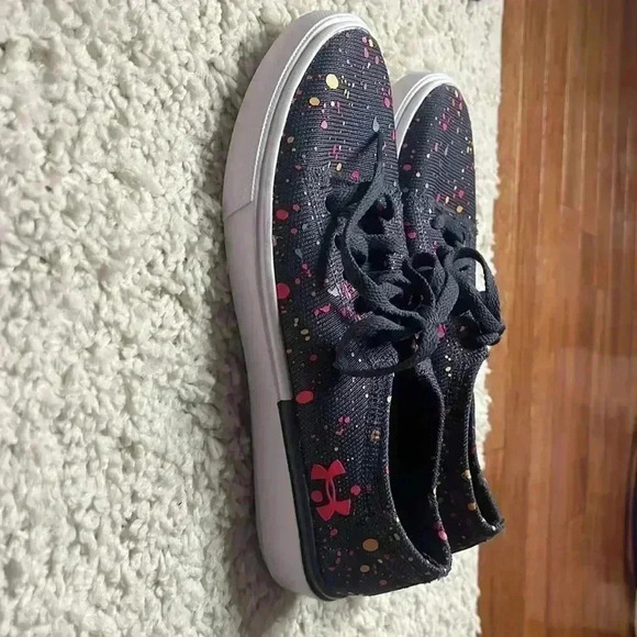 GIRLS UNDER ARMOUR KED LIKE SHOES SIZE 3 NWT - Picture 5 of 13